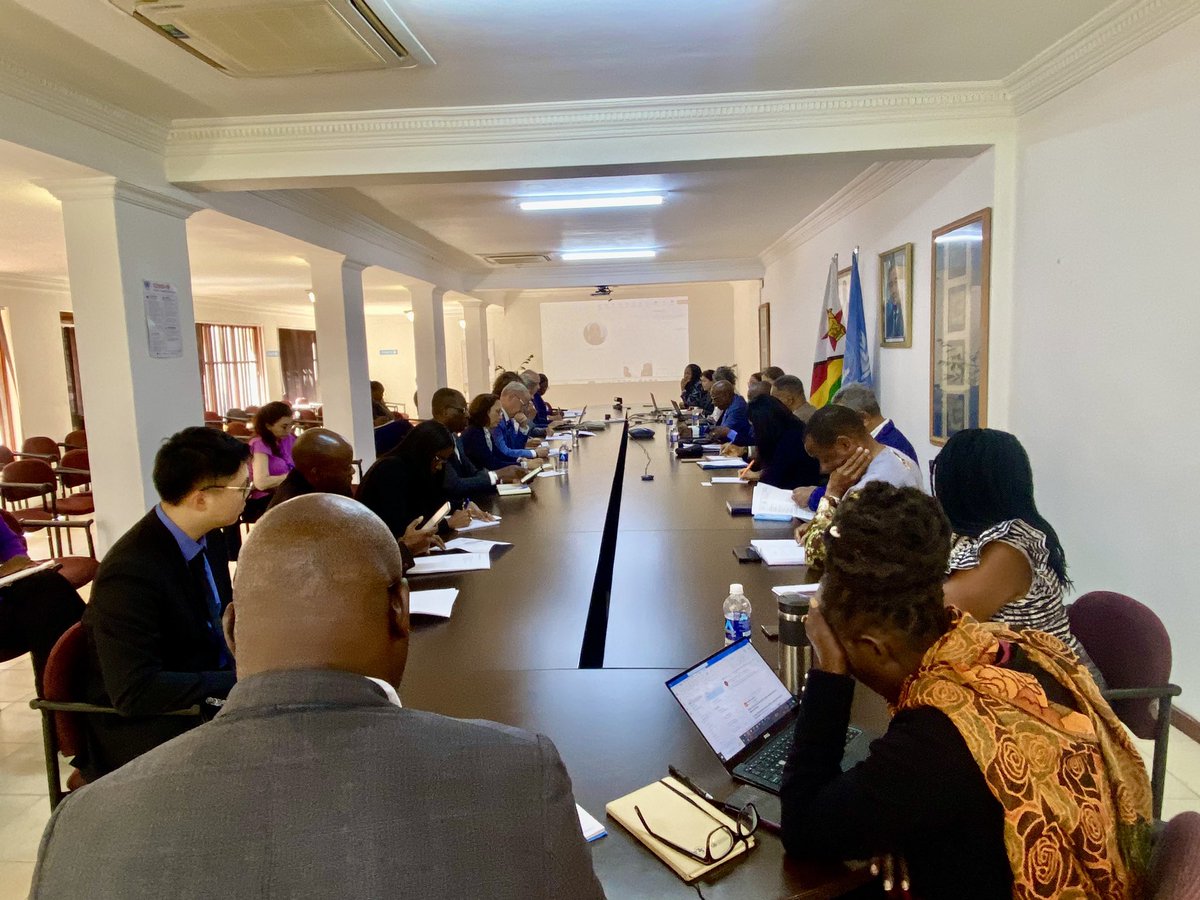 .@UNZimbabwe Chief @EdwardKallon & UN Heads of Agencies today briefed members of diplomatic corps on planned humanitarian response by Humanitarian Community to #ElNino induced drought following the declaration of state of disaster by H.E @edmnangagwa President of #Zimbabwe