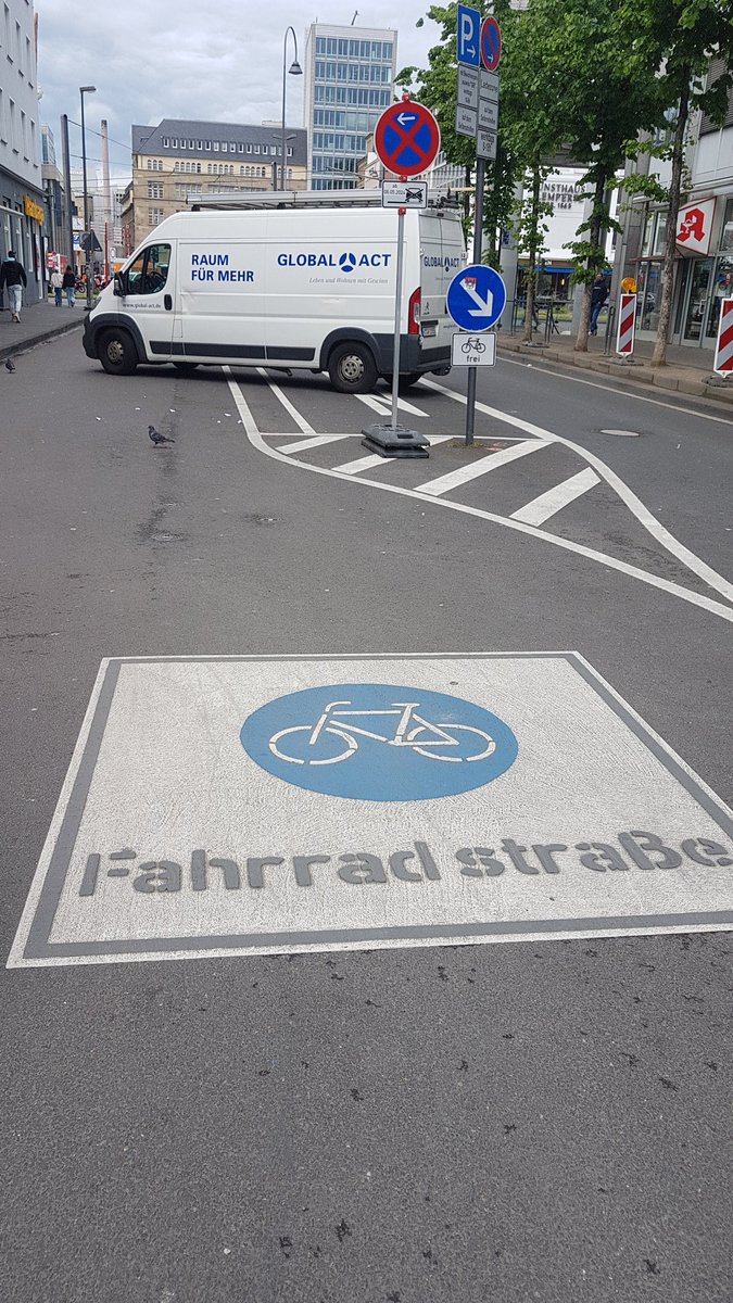 Raum für mehr....Kölner 'Fahrradstraße' 
#bikewashing