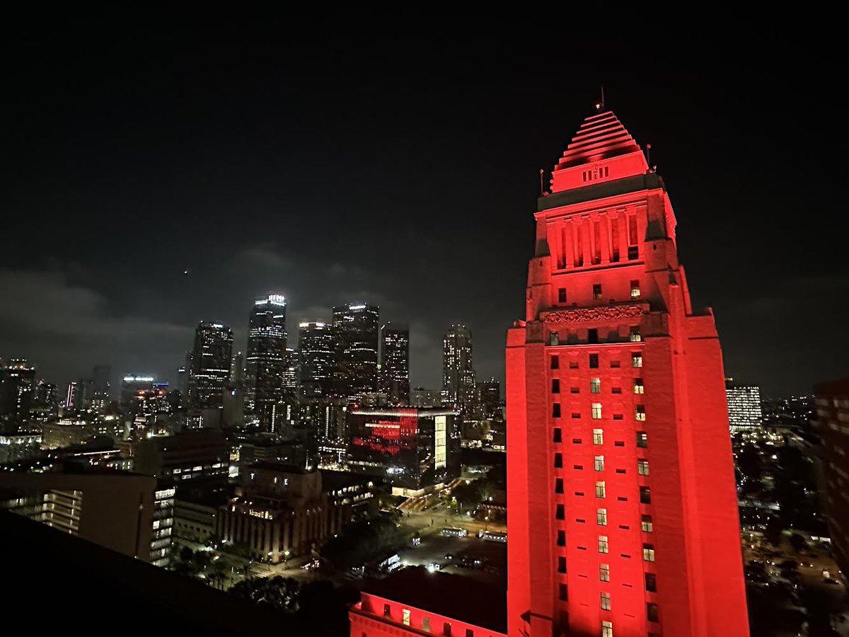 Your @LAFD Light Force 3 took a late night moment between emergency calls to respectfully stand in front of City Hall in #DTLA for #LightTheNight for #FallenFirefighters. 🚒🚨🙏🏼