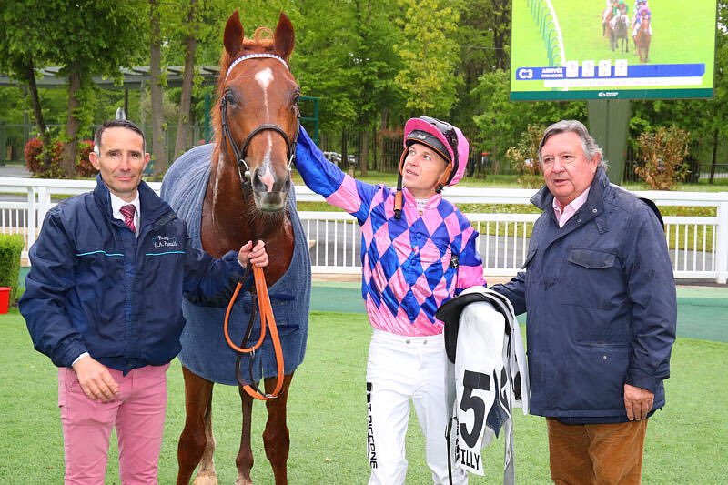 NatStudStallion's tweet photo. 🚨 National Stud yearling graduate:  Fast Tracker wins the 𝗟𝗶𝘀𝘁𝗲𝗱 Prix de Suresnes at Chantilly in authoritative style 
📷@aprhchantilly

#NSyearlings #NSgraduates #NSconsignment #thoroughbred #yearlings https://t.co/RKj1z9MOSG