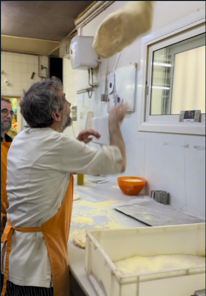 Lo de Daniel Jordà amb @PanesCreativos    és aquesta barreja entre il·lusió, ofici, treball dur i aixecar-se cada dia a les 2 del matí. Veure'l treballar és com veure un nen jugant amb la sorra de la platja. Se'l veu la il·lusió als ulls. Que passi a Nou Barris és màgia.