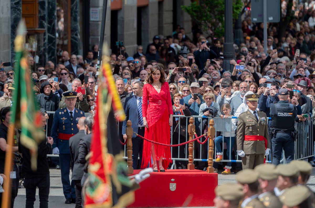 Yo creo que algún partido debería presentar la pregunta pertinente en la sesión de control al gobierno para que la ministra Margarita Robles dé explicaciones sobre que pinta el ejército y quién paga su presencia en este grotesco acto.