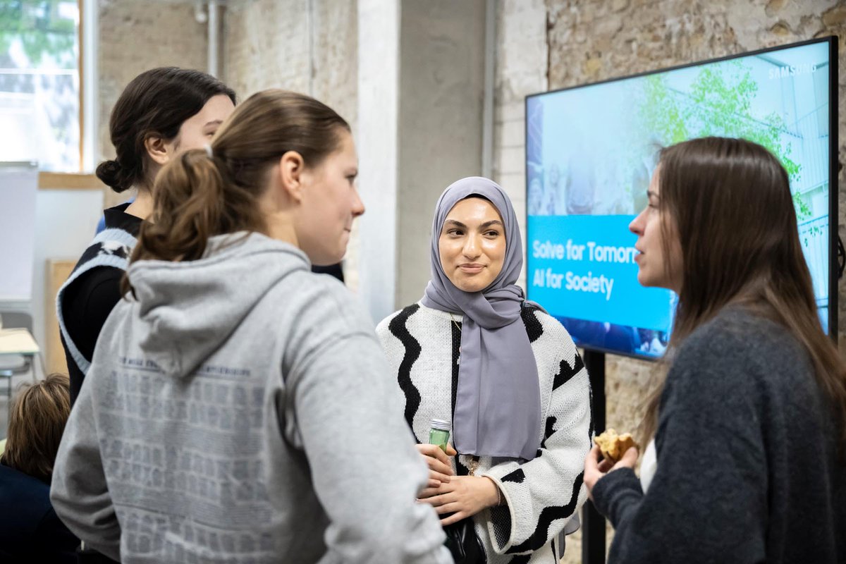 AI for Society ist die Challenge beim diesjährigen #SolveforTomorrow Wettbewerb! Beim AI Hackathon & Design Thinking Workshop im Impact Hub Berlin arbeiteten junge Menschen jetzt schon an Ideen für ein besseres Morgen. 💡