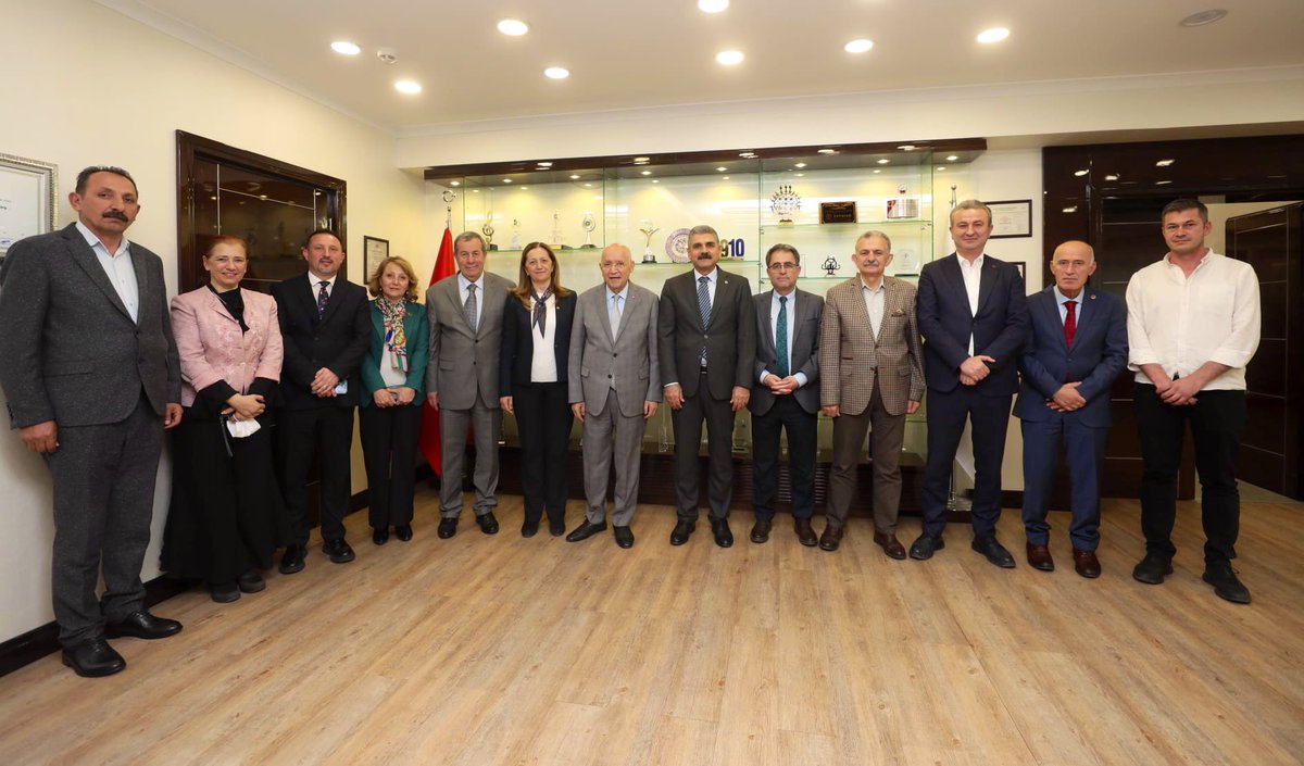 DİSK Genel Başkanı Arzu Çerkezoğlu, DİSK Genel Başkan Yardımcısı Remzi Çalışkan ve beraberlerindeki heyet Ankara Yenimahalle Belediye Başkan Fethi Yaşar’a hayırlı olsun ziyaretinde bulunarak başarılar diledi.