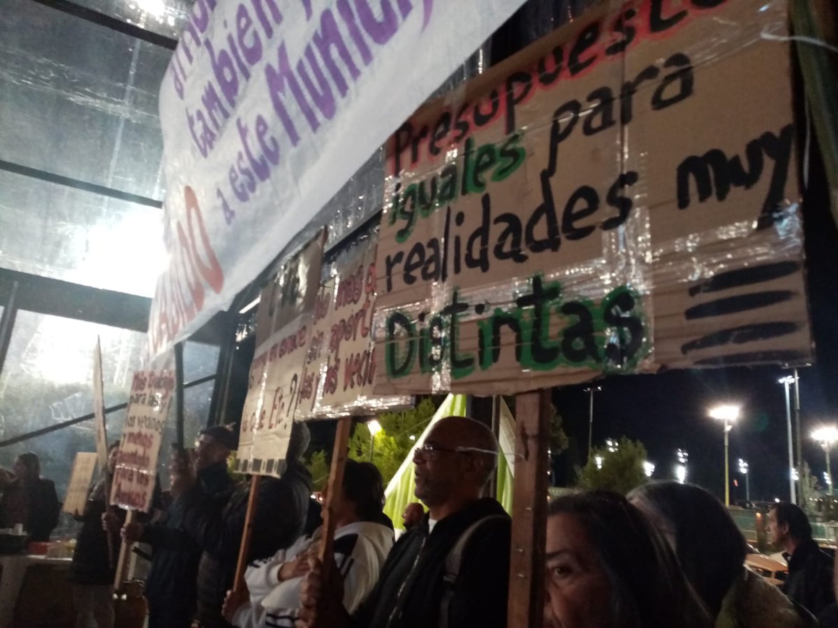 En el día de ayer, la Dirigente Nacional @LauraCafaro3 asistió al Cabildo del Mun. E.
El cartel de las vecinas y vecinos resume lo que está pasando: 
'UN CABILDO SIN LA VOZ DE VECINAS Y VECINOS NO ES CABILDO. AVDA ITALIA AL NORTE TAMBIÉN PERTENECE A ESTE MUNICIPIO'
#IzquierdaViva