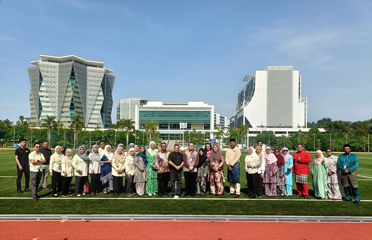 Terasa lain semangat nya menyarung kembali baju Korporat JKR selepas 8 bulan bertugas di Majlis Keselamatan Negara. Terima Kasih JKR Putrajaya atas jemputan ke Majlis Penyerahan Projek Naik taraf Padang &amp; Trek Sintetik Sek Alam Shah. Tahniah semua yg terlibat 💪💪#proudestmoment