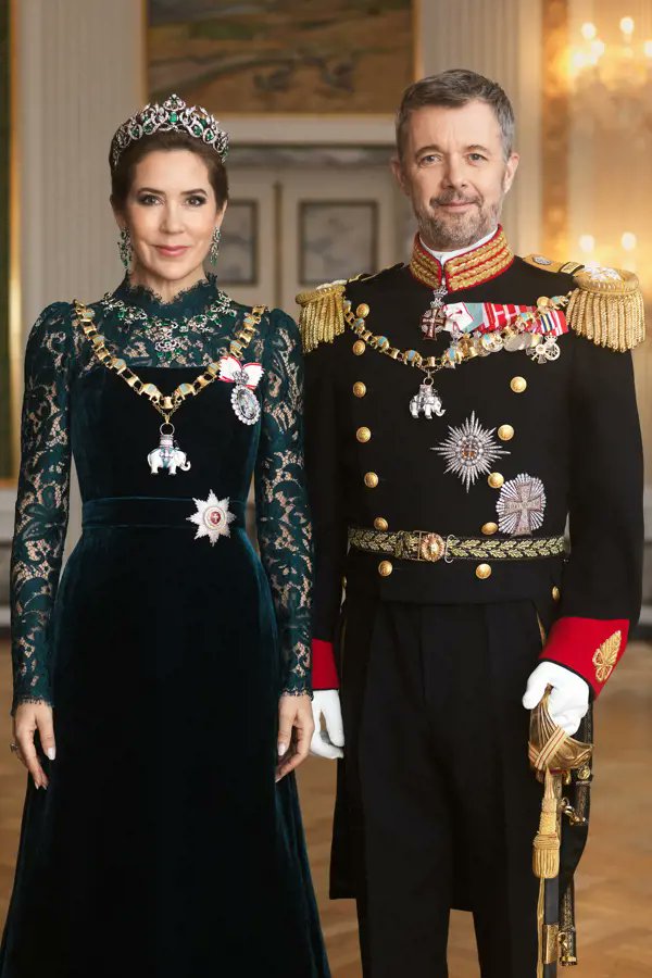 Following the succession of the 🇩🇰 throne in January, King Frederik X and Queen Mary have published their first official gala portraits. The King has extensive experience from the military, including the naval special forces ('Frogmen'). As King, he is now General and Admiral.