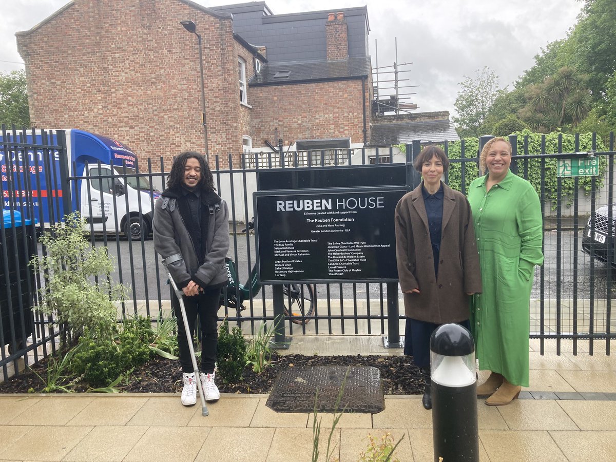 Our CEO @LigiaTeixeira visited an Independent Living Programme in Peckham, south London run by @centrepointuk where young people in work pay rent capped at 1/3 of their take-home pay. Thanks to Lorri and Jordan for hosting!
