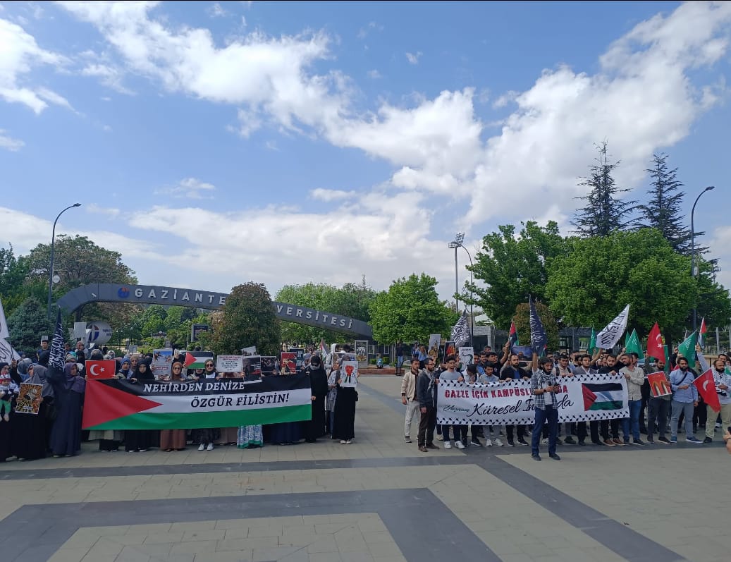 Gaziantep Üniversitesi öğrencileri Gazze için kampüste basın açıklaması gerçekleştirdi. Köklü Değişim Gençlik Kolları Gaziantep Üniversitesi temsilcimiz Furkan Şahin basın açıklaması sonrası Gazze için dua gerçekleştirdi. Program tekbirler ve sloganlar eşliğinde son buldu. Bu…