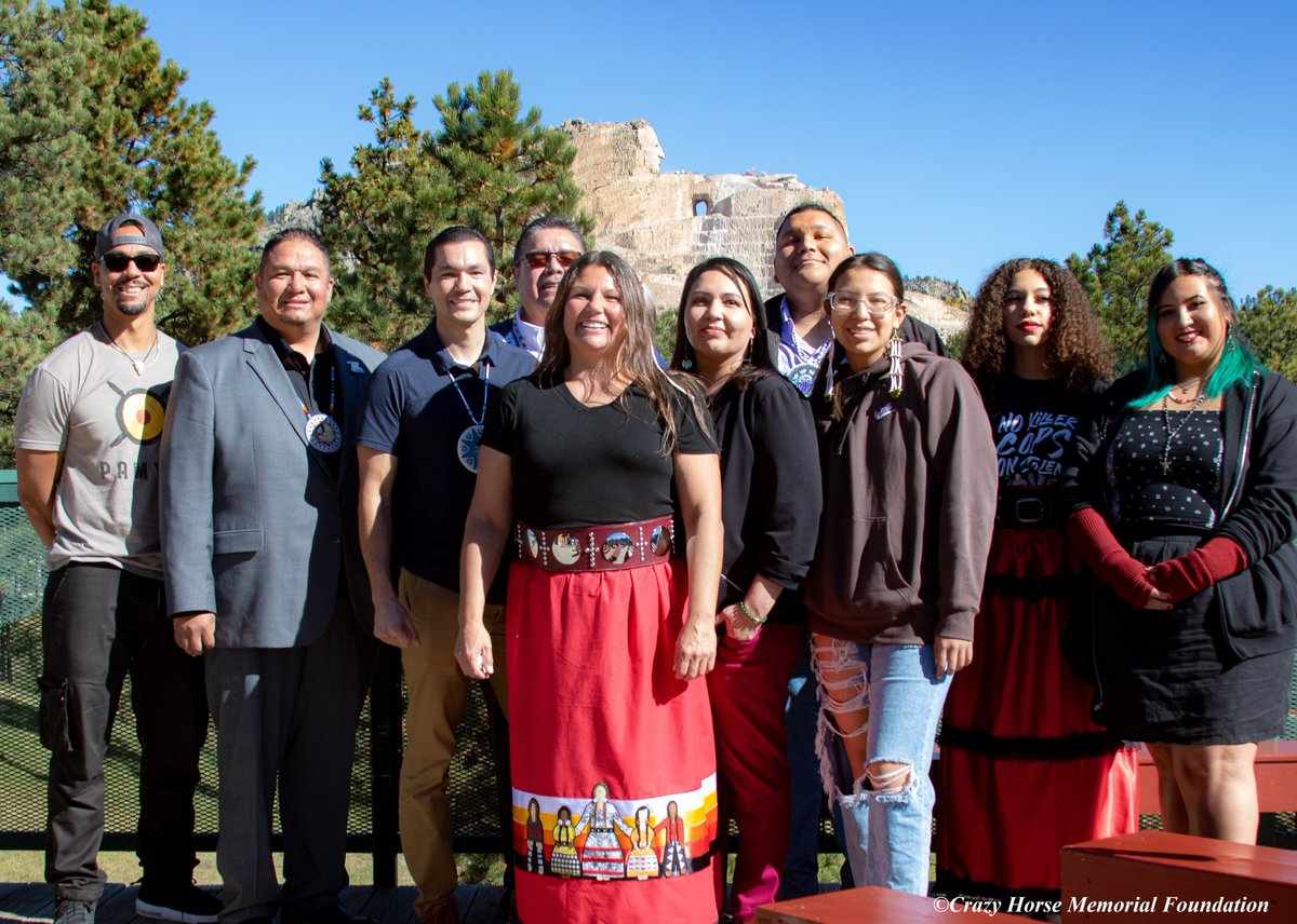 It's National Teacher Day!  Nominate your favorite educator for the 2024 Crazy Horse Memorial® Educator of the Year! crazyhorsememorial.org/story/the-univ…

Pictured is Jonni Hertel, 2023 recipient, w/guest speakers, performers &amp; Memorial staff during the 2023 Native American’s Day celebration.