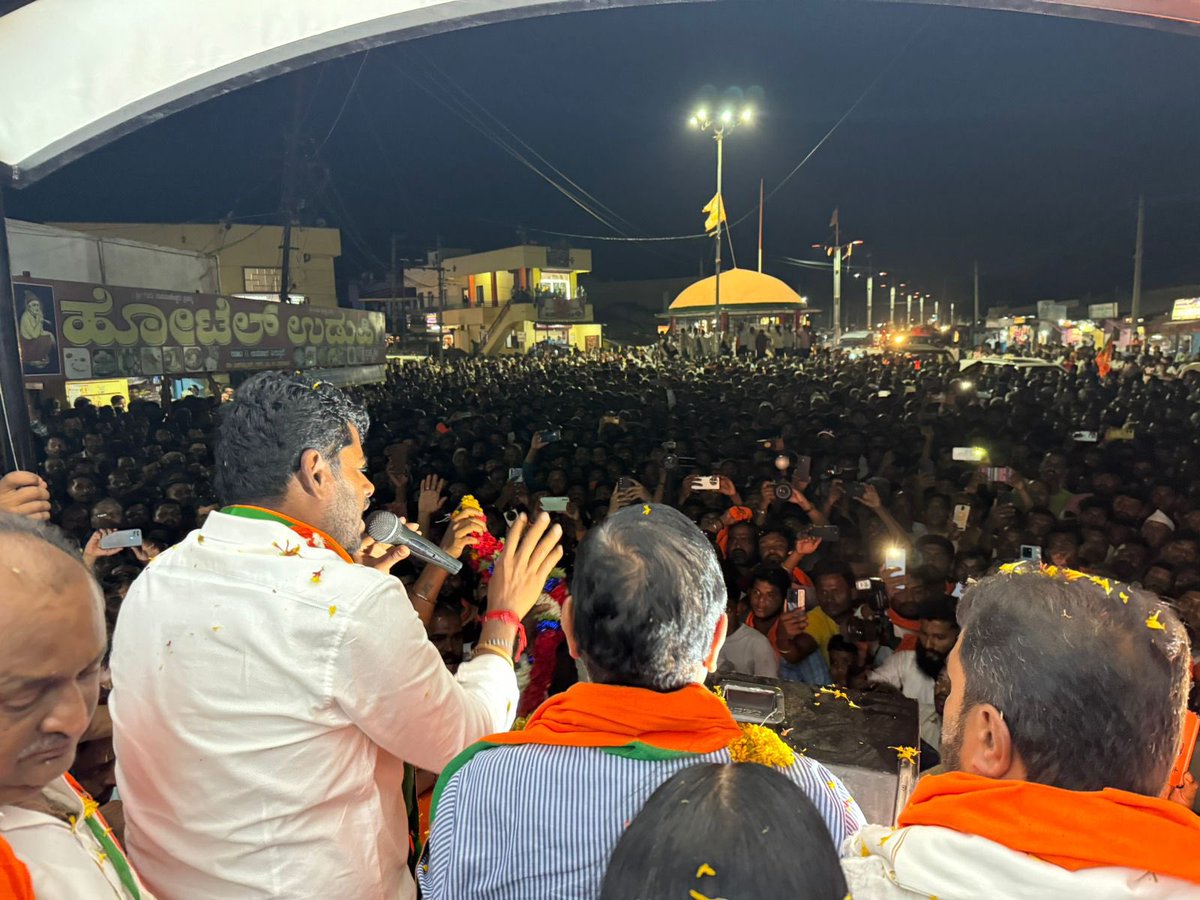Electrifying scenes during the roadshow in Gharaga in Dharwad PC today exemplify our Hon PM Shri @narendramodi avl’s popularity as we campaigned for @BJP4Karnataka’s winning candidate Shri @JoshiPralhad avl. 

@BYVijayendra
