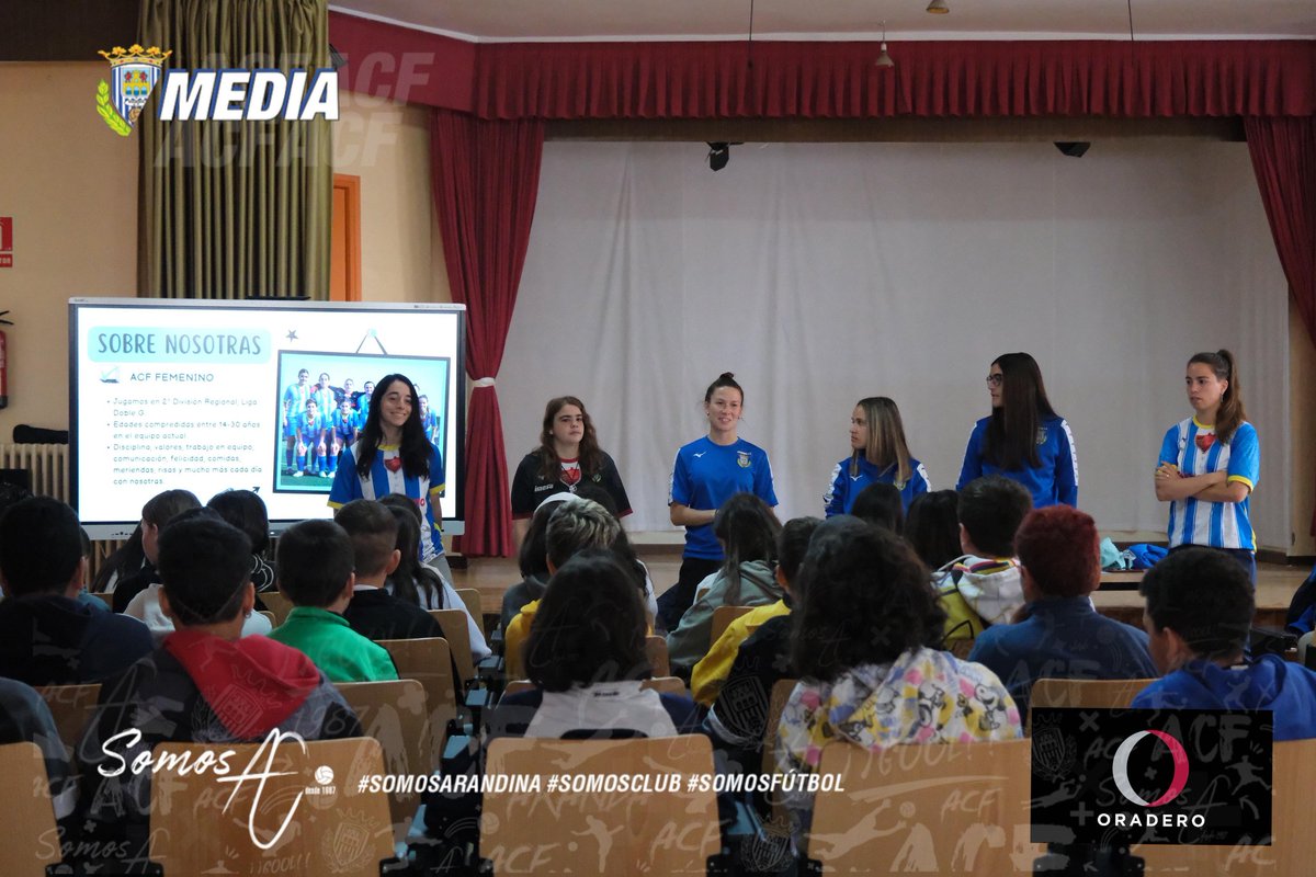 Esta mañana nuestras chicas del @ArandinaFem se han acercado al @CastillaCeip para hablar del proyecto blanquiazul a los más pequeños y promocionar la práctica del deporte en general y del fútbol en particular. Y tú, ¿no quieres probarlo el próximo curso? ¡Apúntate y disfruta! 😄