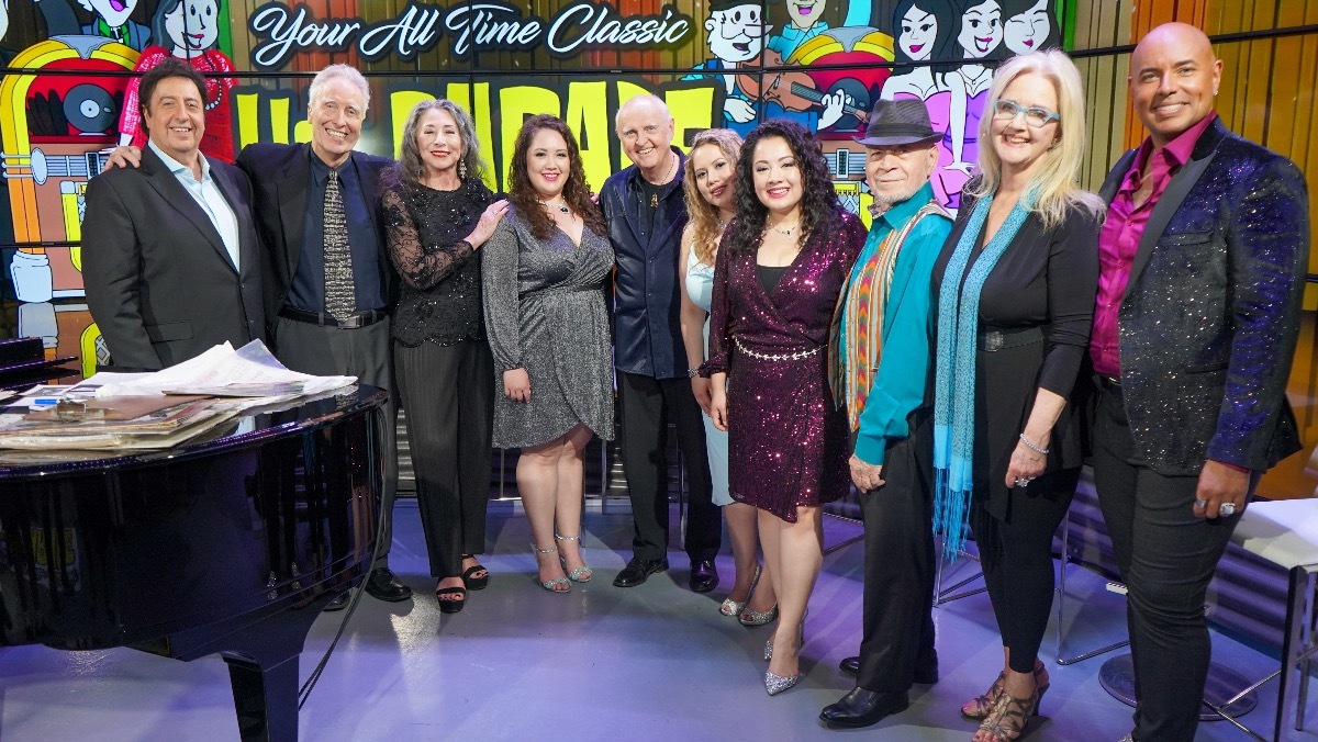 Here's a behind the scenes snap of our Zoomer Players as they gathered 'round the piano again to sing their hearts out for Season 6 of #YourAllTimeClassicHitParade starting Friday, June 7 at 8:30pm ET! Until then, enjoy classic episodes every Friday night! visiontv.ca/shows/your-all…