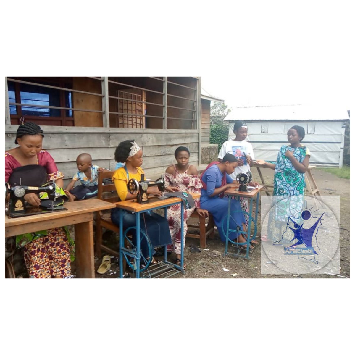 Dns l cadr d la 2em phase du projet HIMIZA MWANAMKE, #himike, 1 projet d' autonomisatio et d lutte contr l VBG, ls fmmes hôtesses d Buhombu mélangées aux déplacées du site TANA  à Nyiragongo  bénéficient d'1e formation en coupe et couture.
#care 
#ONUFemmes 
#MenEngage 
#FFC