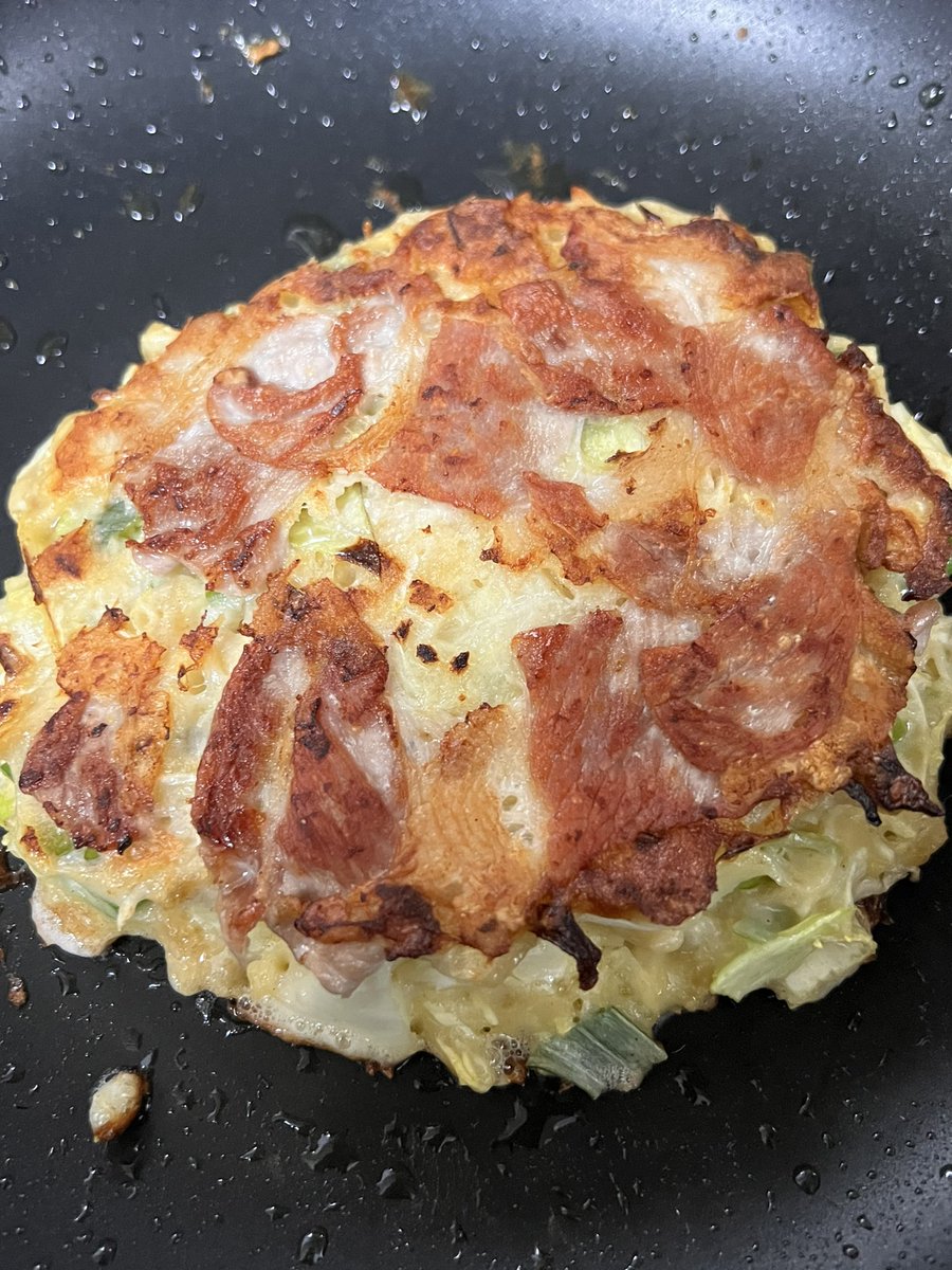 「豚玉のお好み焼きは豚を生地に混ぜ込むより上に乗せてカリカリに焼くのが好きです。 」|ローレンのイラスト