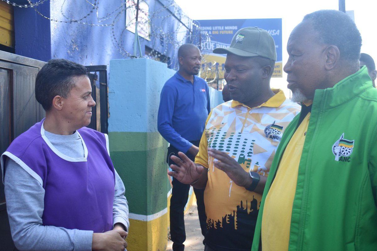 We spent our day with Mkhuluwa, Deputy President Kgalema Motlanthe, encouraging the community of Diepkloof, Soweto, to vote for the ANC on the 29th of May. 

#ANCFriday
#VoteANC 
⚫️🟢🟡