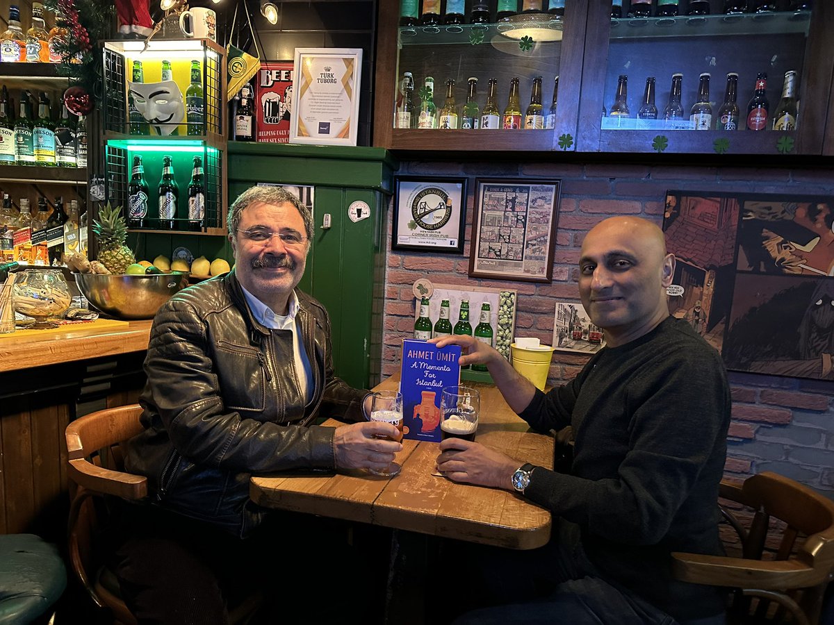 Beş kitabımı İngilizceye çeviren sevgili dostum @rjbnptra ile Irish Pub'ta buluştuk, ben Hollanda birası, Rakesh ise İrlanda birası içti. Nice çevirilere diyelim...