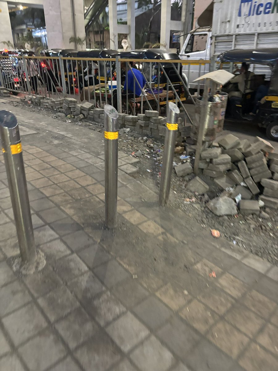 Less than 18 months in and this is the state of the beautiful #metro2A near #AndheriWest station… <a href="/mybmc/">माझी Mumbai, आपली BMC</a>.. please give us back our sidewalks! All the work of the last 5 years down the drain…