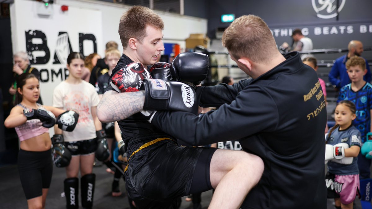 Taking the fight to knife crime... #RoyalMarines and @RoyalNavy sailors put youngsters from Leeds through a tough fitness session as part of efforts to tackle knife crime. royalnavy.mod.uk/news-and-lates…