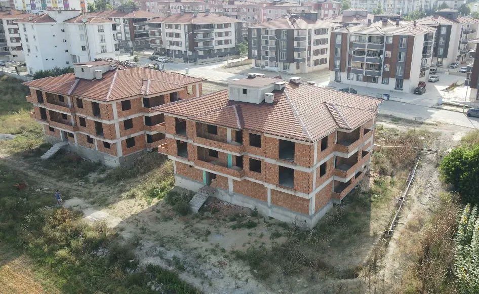 Tekirdağ'da müteahhitlik yapan İnşaat mühendisi İdris Karataş, Yapı Denetim ve laboratuvarın uygun raporu verdiği betonda çatlamalar farkedince, raporların doğruluğundan şüphelendi, 27 daire 3 blok inşaatının yapımını durdurdu ve Tekirdağ Çevre Şehircilik İl Müd'ne başvurarak…