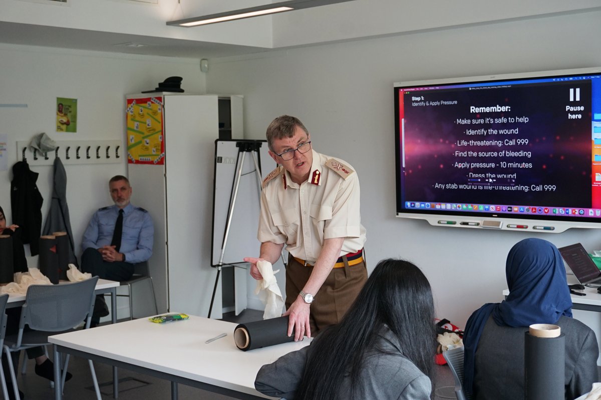 🩺|The armed forces top medical officer visited @AUEA_UTC this week 🪖 Major General Tim Hodgetts CB CBE is the armed forces surgeon general 👨‍🏫🩸During his visit @ArmyHealthAdv ran a practical session for T Level #health students. 👉tinyurl.com/3eyjenxh @AstonUniversity