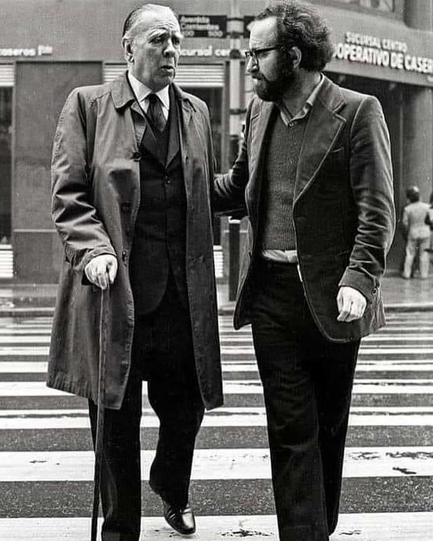 Borges era ciego y antiperonista. En cierta ocasión un joven se ofrece a ayudarlo a cruzar la Avenida 9 de Julio. El joven le dice “disculpe maestro, pero tengo que decírselo… soy peronista”, a lo que Borges respondió con una leve sonrisa: “¡No se preocupe! Yo también soy ciego”