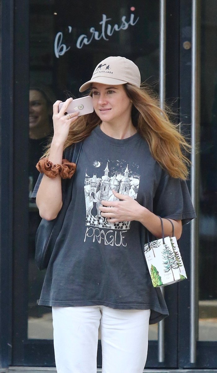 May 01 - @shailenewoodley out in Manhattan, NY

Gallery link ⬇️
🔗celebritydaily.sosugary.com/thumbnails.php…

#ShaileneWoodley