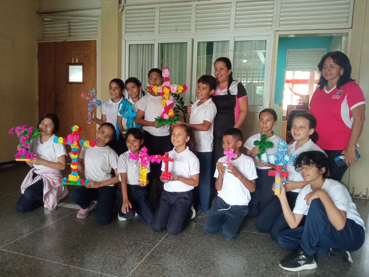 #03Mayo | Desde la institución <a href="/EBNFernandoSim1/">E.B.N. "Fernando Simón Bolívar Tinoco"</a> en la celebración del Día de la Cruz de Mayo ✝️ en compañía de nuestros docentes y niños de 4to, 5to y 6to grado 💛💙❤️

#VenezuelaPatria