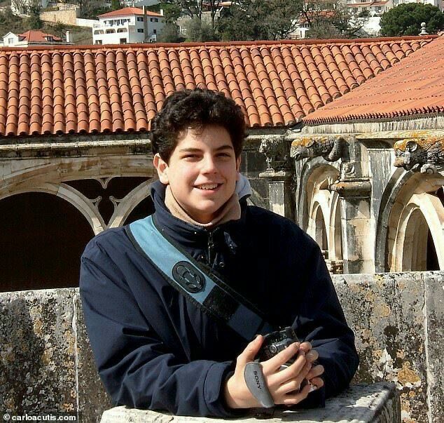 manodooceu's tweet photo. No dia de hoje Carlo Acutis faria 33 anos aqui na terra, mas foi vontade de Deus que ele comemorasse essa data na eternidade 💛. 
A santidade é possível! https://t.co/e7XwfOmEde
