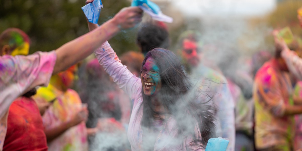 Celebrating spring with colors & memories! 🎉 Thanks to Kellogg South Asia Club (KSAC) for bringing Holi to campus. Watch KSAC students share their favorite moments and stay tuned till the end for a colorful recap of the event! #KelloggLeader