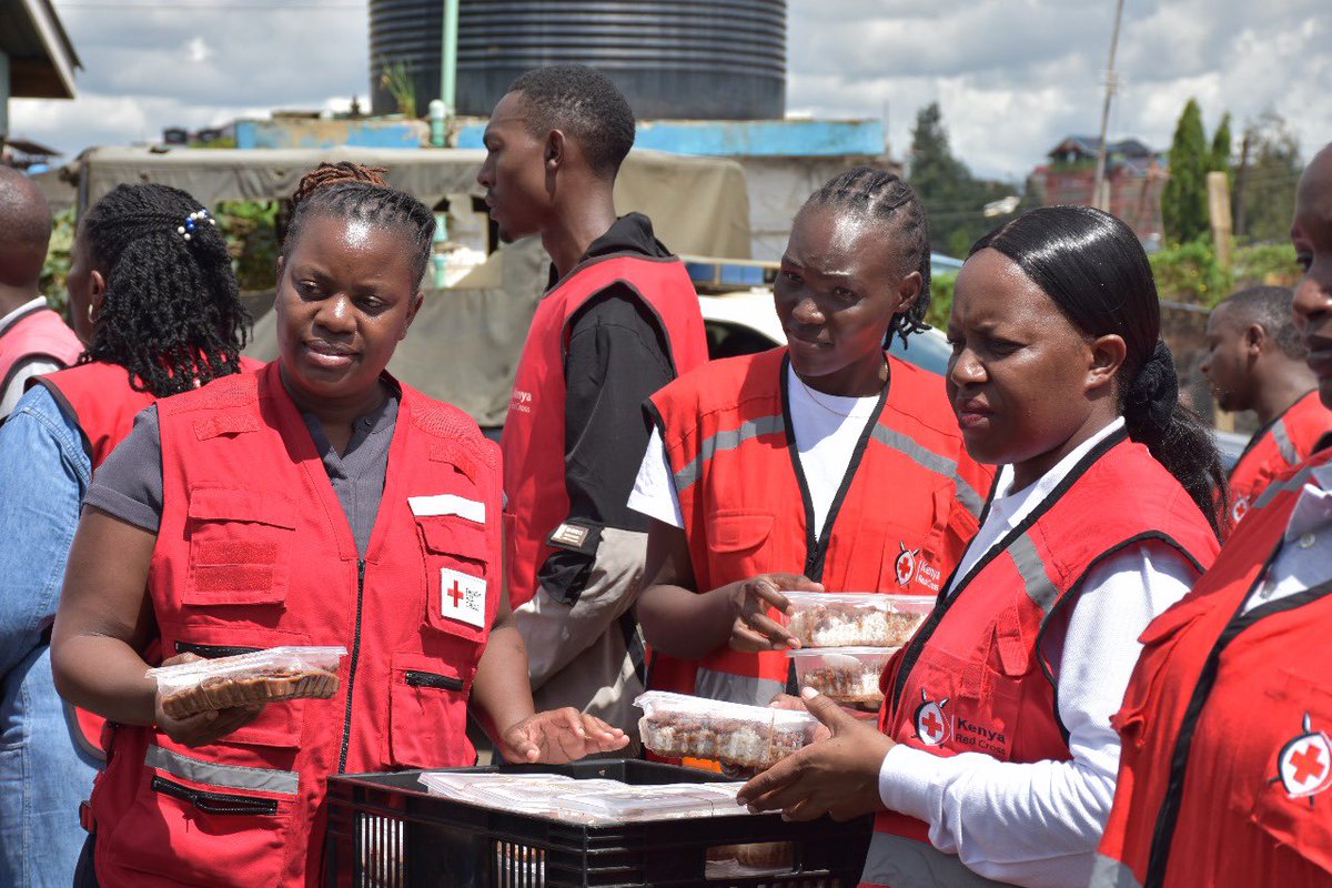 This week, our staff and volunteers, including Partner National Societies, have been hard at work distributing food to families affected by the ongoing floods in various parts of Nairobi. Today in Githurai, we managed to provide hot meals to 1,224 households, while in Waruku, we
