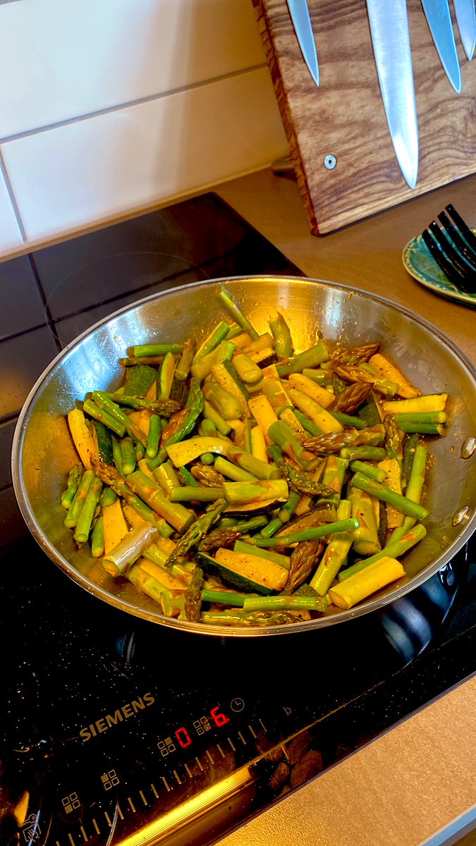 Pasta med zucchini, sparris, citron och parmesan! Enkelt och så fruktansvärt gott! Vitt vin till 👍🏿👍🏿👍🏿