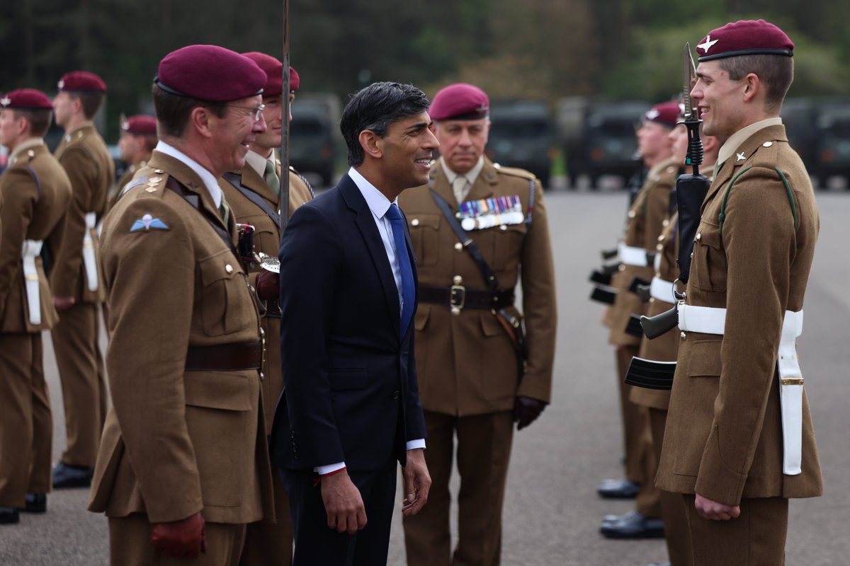 At Catterick Garrison today the Prime Minister met and addressed the newest recruits of @TheParachuteReg, at their passing out parade.

Our Armed Forces put themselves through the toughest of tests to serve us all. Which is why we are doing more to support them 🧵