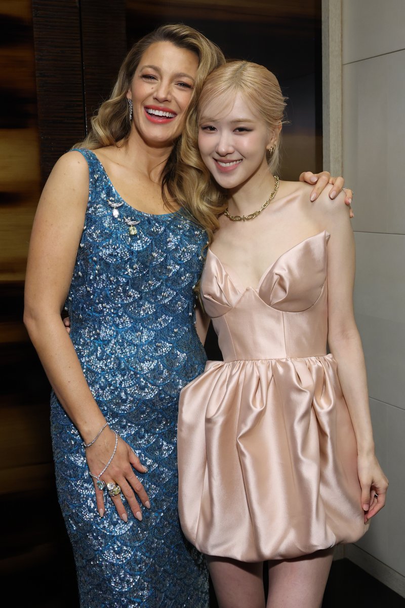 #BLACKPINK! In! Your! Area! (The Upper East Side, that is 💋)

📸 #BlakeLively and Blackpink’s #ROSE via Getty