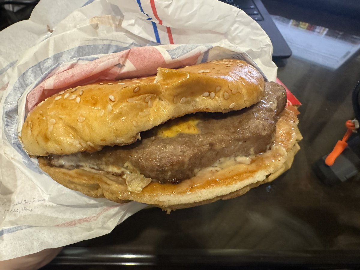 晩御飯はハンバーガーが食べたい気分になった。

バングラデシュはマクドが進出しておらず、バーキンはある。

とはいえ普通にバーキンもつまらないので、サウジアラビアのバーガーチェーン「Herfy」へ。

食べたことないと言うか、初めて聞いたw

アンガスビーフバーガーをオーダー。セットで888タカ