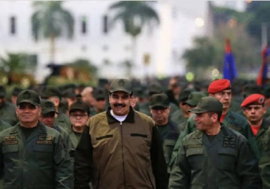 ¡Poderosa y combatiente! Presidente Maduro manifiesta su orgullo por la fuerza militar de Venezuela n9.cl/0qyzz #VenezuelaCalorPatrio