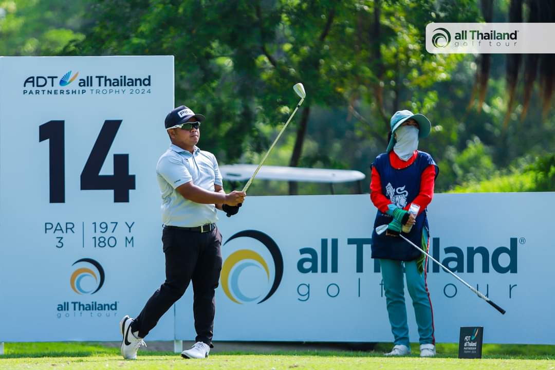 ALL THAILAND GOLF TOUR UPDATE 🏌️ Angelo Que and Rupert Zaragosa make their moves in the ADT! Que's stellar play secures his spot for the weekend with a blazing 69, while Zaragosa fights to stay in the game after a challenging back nine 👏 📸: All Thailand Golf Tour