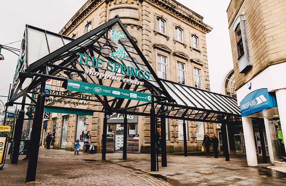 This July sees an exciting new direction for The Springs Shopping Centre in Buxton, as the 39-year-old indoor retail complex plays host to live comedy and theatre shows for the first time. More info 👇 artsderbyshire.org.uk/news/whats-on-… #artsderbyshire #whatsonderbyshire #buxton