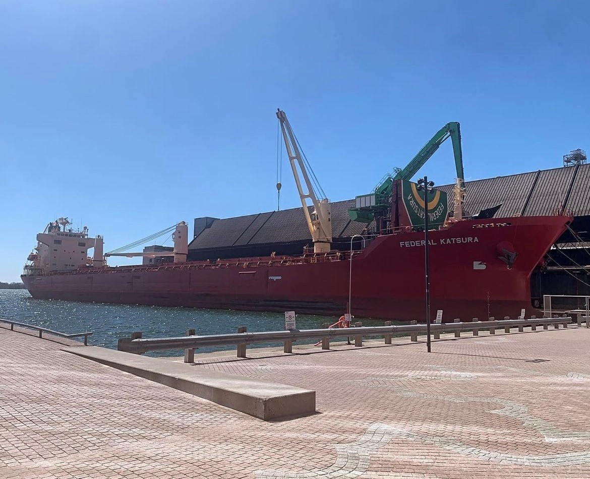 Happy #freighterfriday featuring the MV Federal Katsura unloading thousands of metric tonnes of sugar at @redpath_sugar. 

📷@flaneusetoronto

#portoftoronto #shipspotting