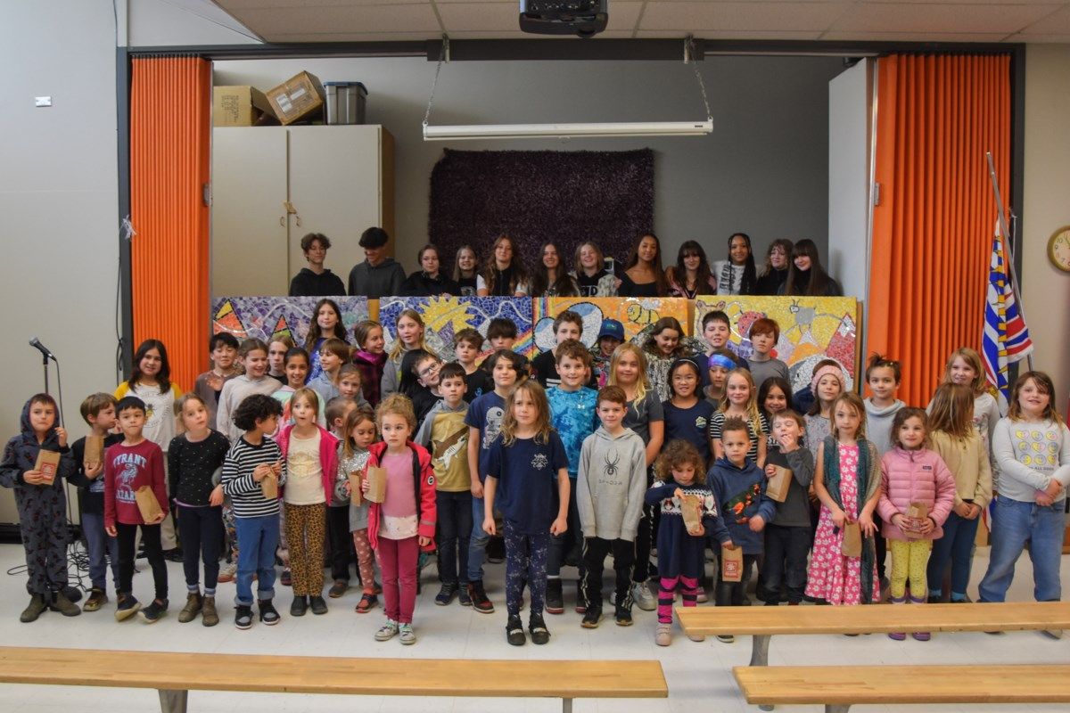 A mosaic created by @CsfCb students in collaboration with Quebec-based artist Mathiew Bergron was unveiled at École du Pacifique. 🟥🟦🟨 #bced buff.ly/3UAfwp1