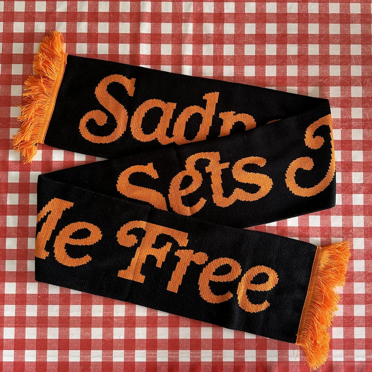 Late arrival! ✨📢 Sadness Sets Me Free oversize scarf - ideal for Welsh Summer Dalier Sylw ✨📣 Cadwch yn gynes dros yr hâf gyda scarff 6 troedfedd Sadness Sets Me Free gruffrhys.bandcamp.com/merch/oversize…