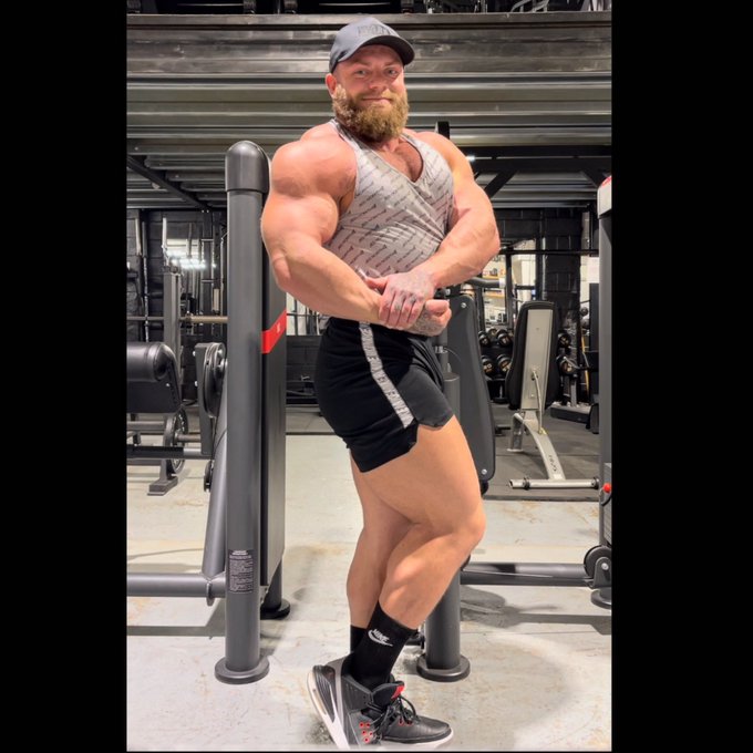 Hitting new levels of size 💪🏽 https://t.co/Bo4Z1f1YPx