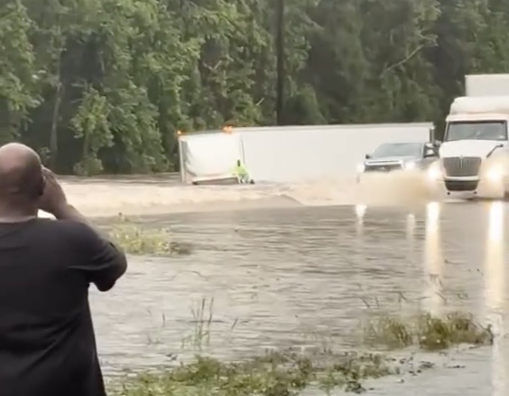 Alarming video out of Texas shows a driver clinging to the cab of his truck as the vehicle is overwhelmed by rising floodwaters. The post Video shows driver clinging to cab as semi sinks into floodwaters appeared first on CDLLife.

cdllife.com/2024/video-sho…