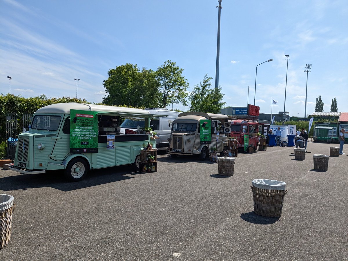 Foodtrucks open vanaf 18 uur!

Een lekkere vette hap voordat je de tribune op gaat, vanavond kan het. In het Supportershome serveren wij zelf een Supportersbroodje Santonini! 

#fcdordrecht #dordrecht #dorwil