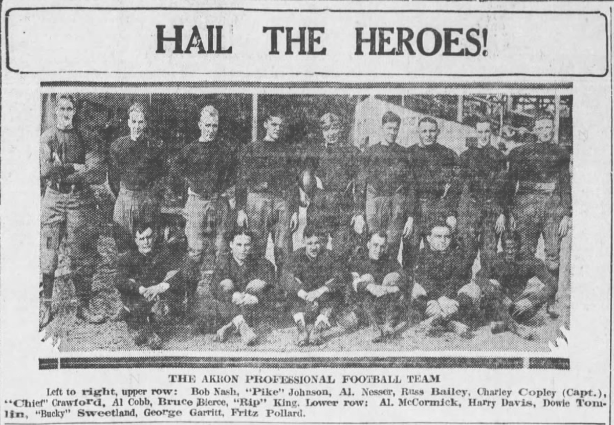 The 1920 Akron Pros, the 1st #NFL champs (back when it was called the American Professional Football Association). That's Fritz Pollard in the bottom row on the far right. 3rd from the left up top is Al Nesser, the last player who didn't wear a helmet *or* shoulder pads.