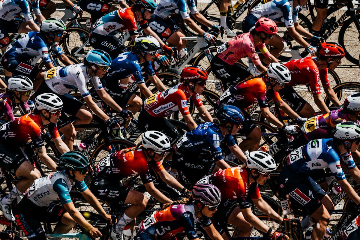 26 km to go 🏁

The gap is now 2:00 with the front group. @demivollering is waiting patiently for her moment to shine.

#UCIWWT #Lavueltafemenina
📸 Unipublic / @AlexBerasategi