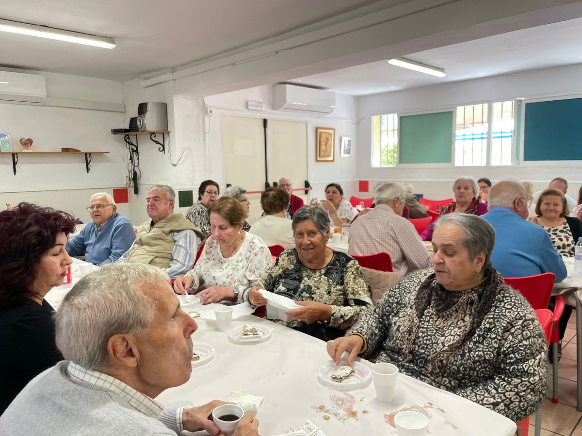 💪En la Asociación de Jubilados y Pensionistas Intelhorce también han presentado su #CruzdeMayo. 

💐🏵🌸Hemos disfrutado de un rato con nuestros vecinos en un día muy especial.

👏¡Es emocionante lo mucho que se implica el tejido asociativo de #CruzdelHumilladero!