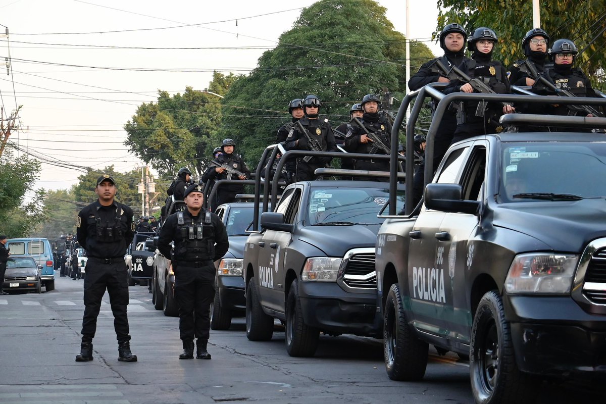 El día de hoy, con @martibatres, anunciamos el reforzamiento de la seguridad en @XochimilcoAl, donde desplegamos 1,030 policías, 50 motopatrulllas, 75 vehículos y un helicóptero de los #Cóndores que se suman a los más de 500 elementos que ya se encuentran en la demarcación.…