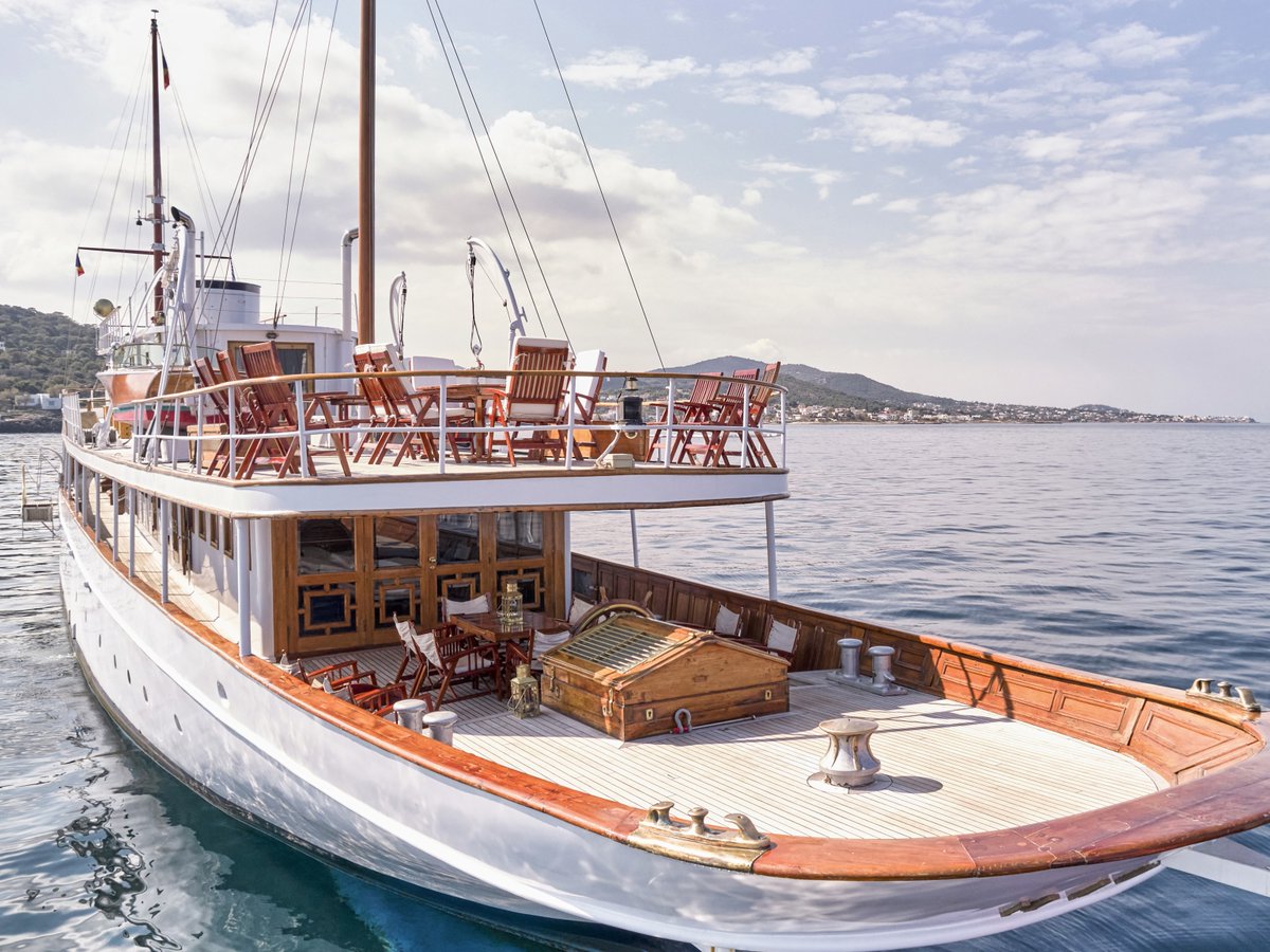 Madiz. A piece of History. The 120-year-old steel-hulled motor yacht accommodates 14 guests in seven cabins and operates with a crew of 10. Learn more about Madiz and her history: camperandnicholsons.com/luxury-motor-y…