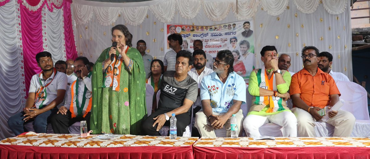 Geetha_Shivann's tweet photo. ಸಾಗರ ವಿಧಾನಸಭಾ ಕ್ಷೇತ್ರದ ಕಾರ್ಗಲ್ ಪಟ್ಟಣದಲ್ಲಿ ಸಾಗರ ಬ್ಲಾಕ್ ಕಾಂಗ್ರೆಸ್ ವತಿಯಿಂದ ಆಯೋಜಿಸಲಾಗಿದ್ದ ಜೋಗ-ಕಾರ್ಗಲ್ ಪಟ್ಟಣ ಪಂಚಾಯತಿ ಮಟ್ಟದ ಪ್ರಚಾರ ಸಭೆಯಲ್ಲಿ ಭಾಗವಹಿಸಿ ಮತಯಾಚನೆ ಮಾಡಿದೆನು.
   #ParliamentElection2024#LokSabhaElections2024#Madhu_Bangarappa#memberofparliament#MadhuBangarappa#shivarajkumar https://t.co/rs9jM2Lnf7